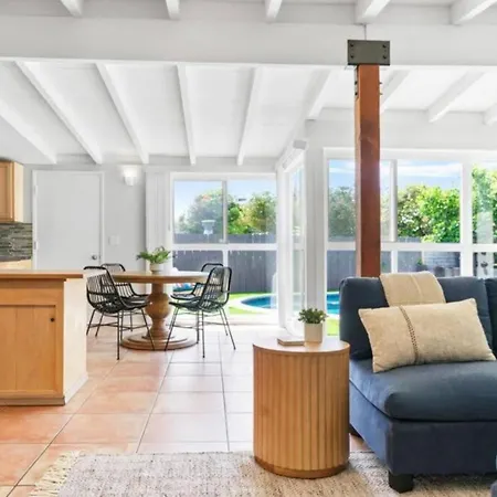 Relax And Play Pool, Hot Tub And Sleeps 16 Apartment